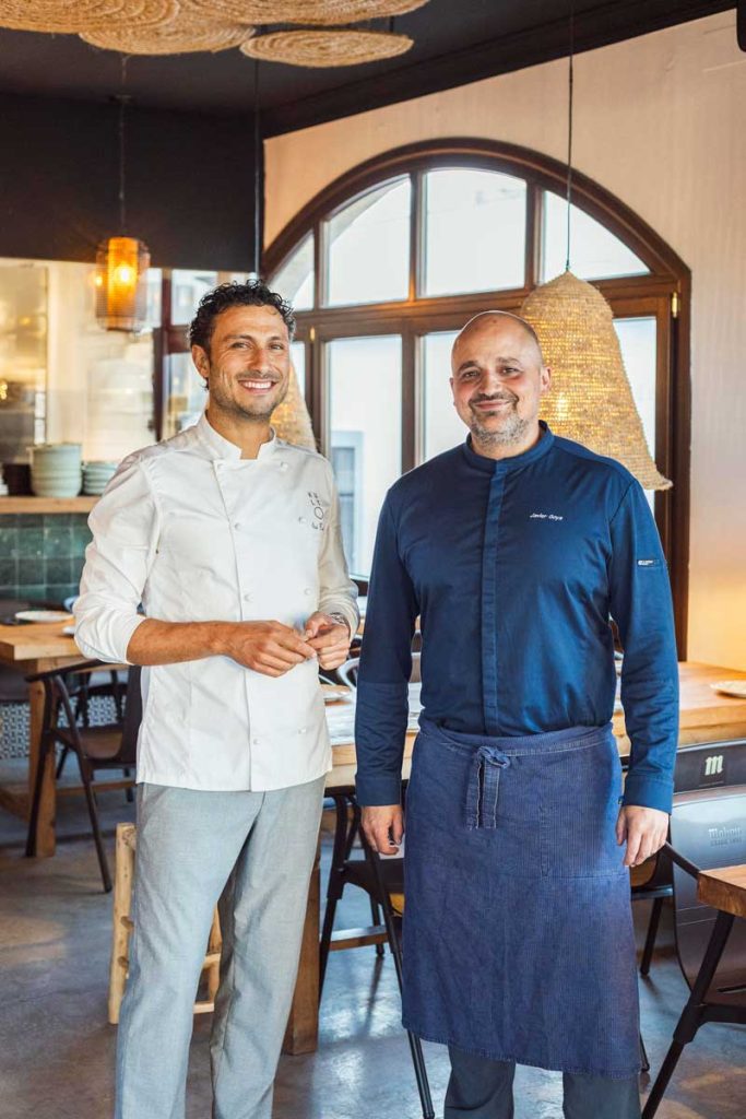 Home 1 Javier Goya y José Fuentes, chefs de Casa Candela, posando en el interior del restaurante en Zahara de los Atunes