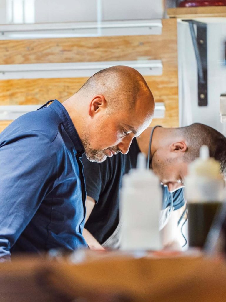 Home 2 El chef Javier Goya concentrado en cocina en Casa Candela, Zahara de los Atunes